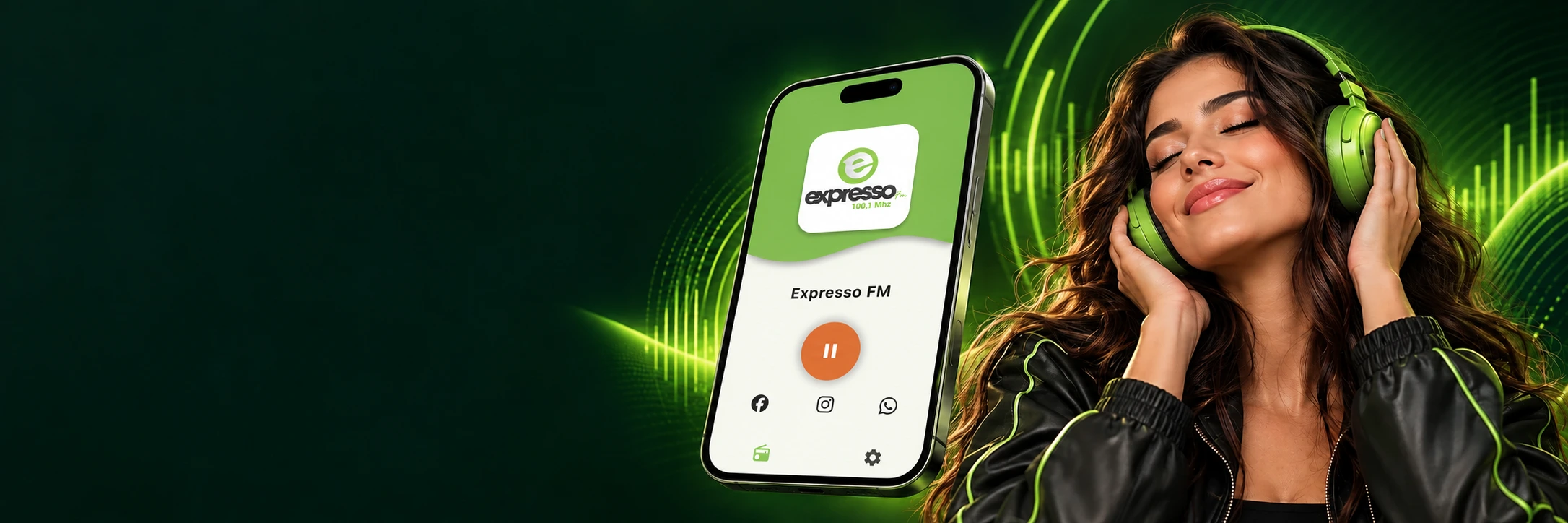 Mulher ouvindo música com fones verdes ao lado do aplicativo Expresso FM