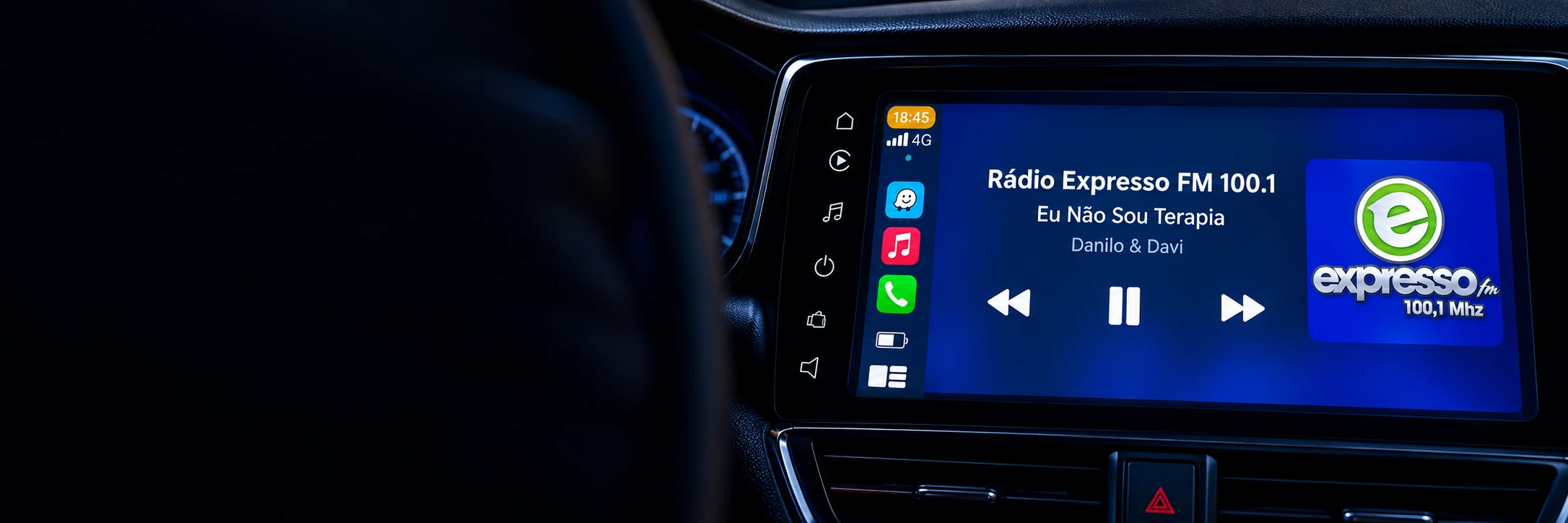 Painel azul do carro com Rádio Expresso FM 100.1, logo e exemplo de música Eu Não Sou Terapia, de Danilo e Davi